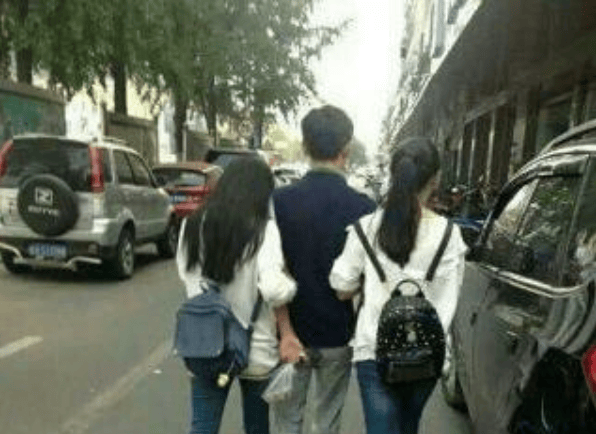 聚焦瞬(shùn)間(jiān)！众人围观，尴尬(gà)搞笑场面引笑料不断