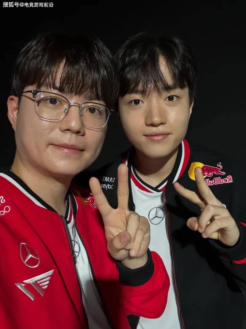 电竞豪门兄弟情!T1无畏契约选手与LOL天团合体营业