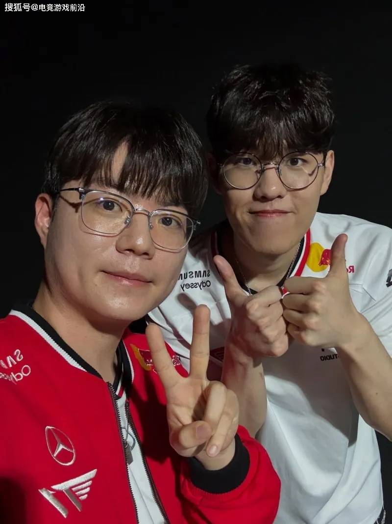 电竞豪门兄弟情!T1无畏契约选手与LOL天团合体营业