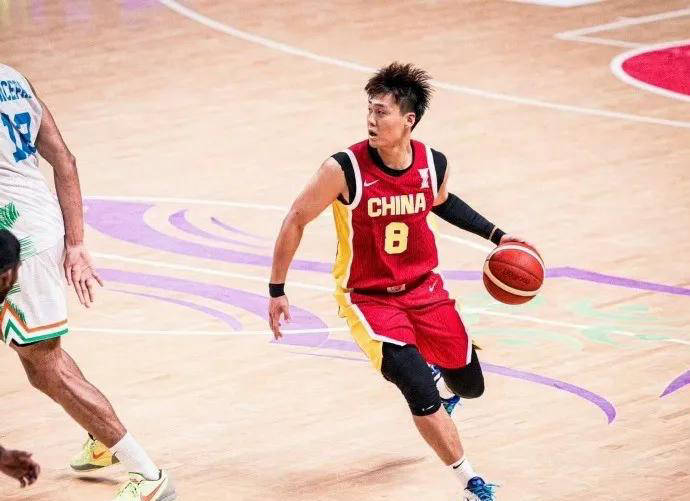 赵继伟解说亚洲(zhōu)杯比赛 赞赵睿(ruì)在场表現(xiàn)