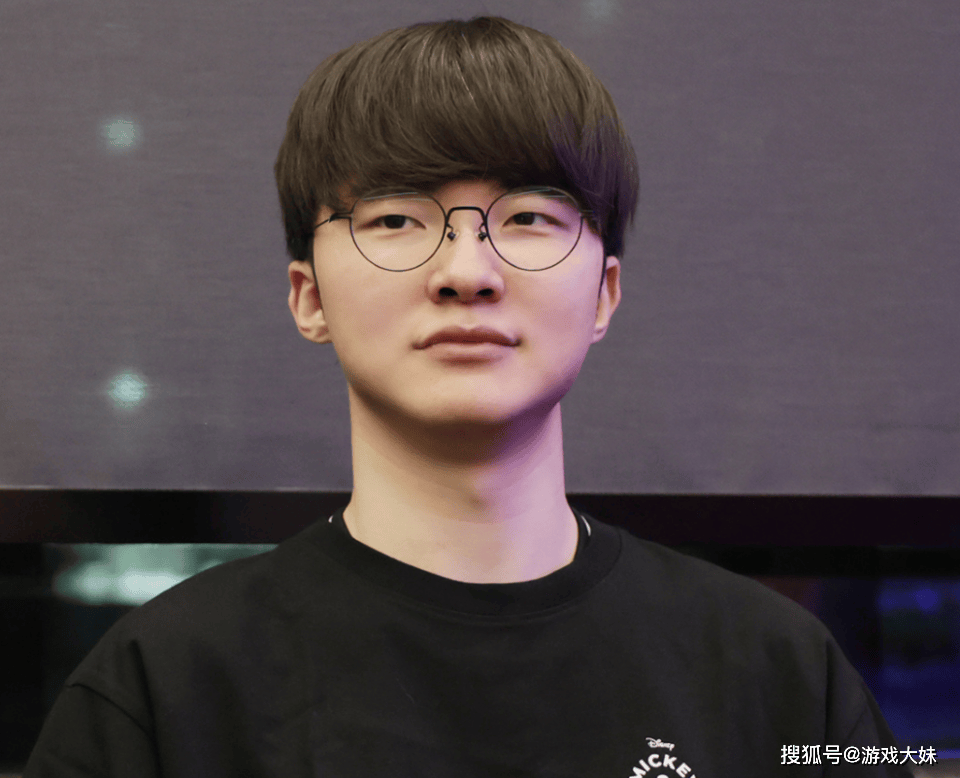 LOL比賽(sài)暫(zàn)停长达3小时，选手打(dǎ)开直播(bō)看比賽(sài)，被官方禁賽(sài)処(chù)罚