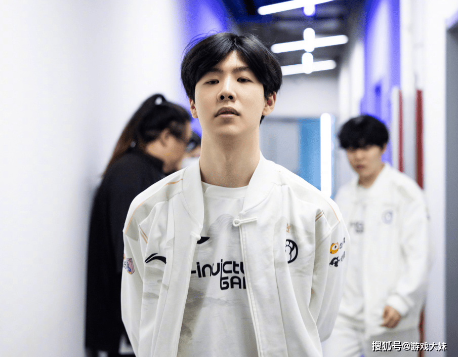 炫(xuàn)神因辱骂theshy，二(èr)路(lù)解说权限被收(shōu)回，还被粉丝投诉到(dào)全國(guó)扫黑辦(bàn)