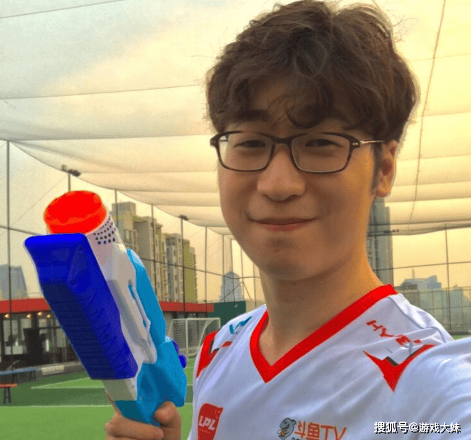 LPL终于漲(zhǎng)工(gōng)资了，王多多曝光如今解说工(gōng)资，管泽元收入最高